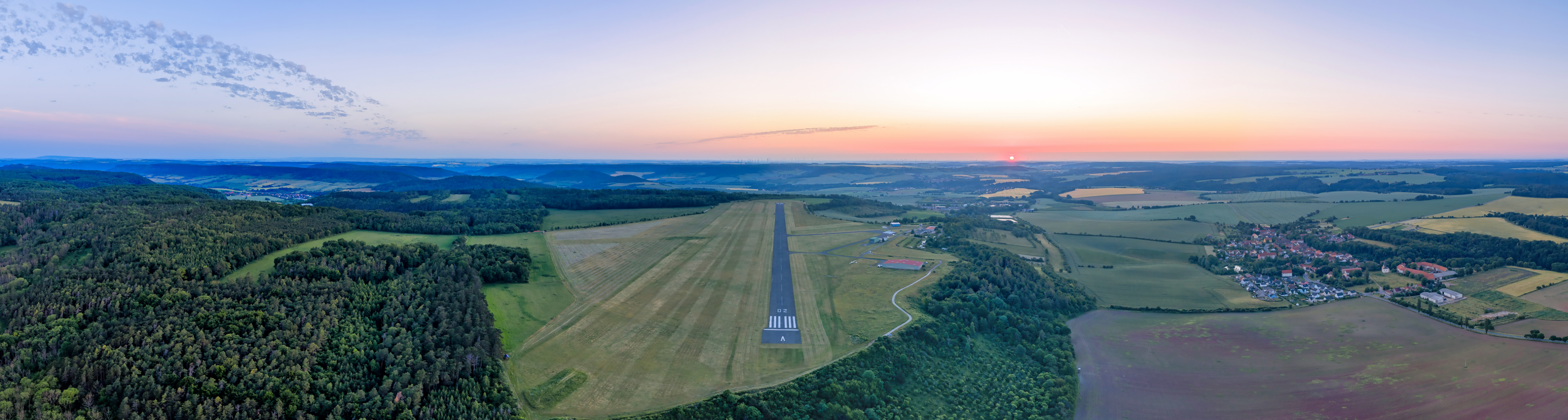 Panoramabild auf die Piste 02 mit Sonnenuntergang